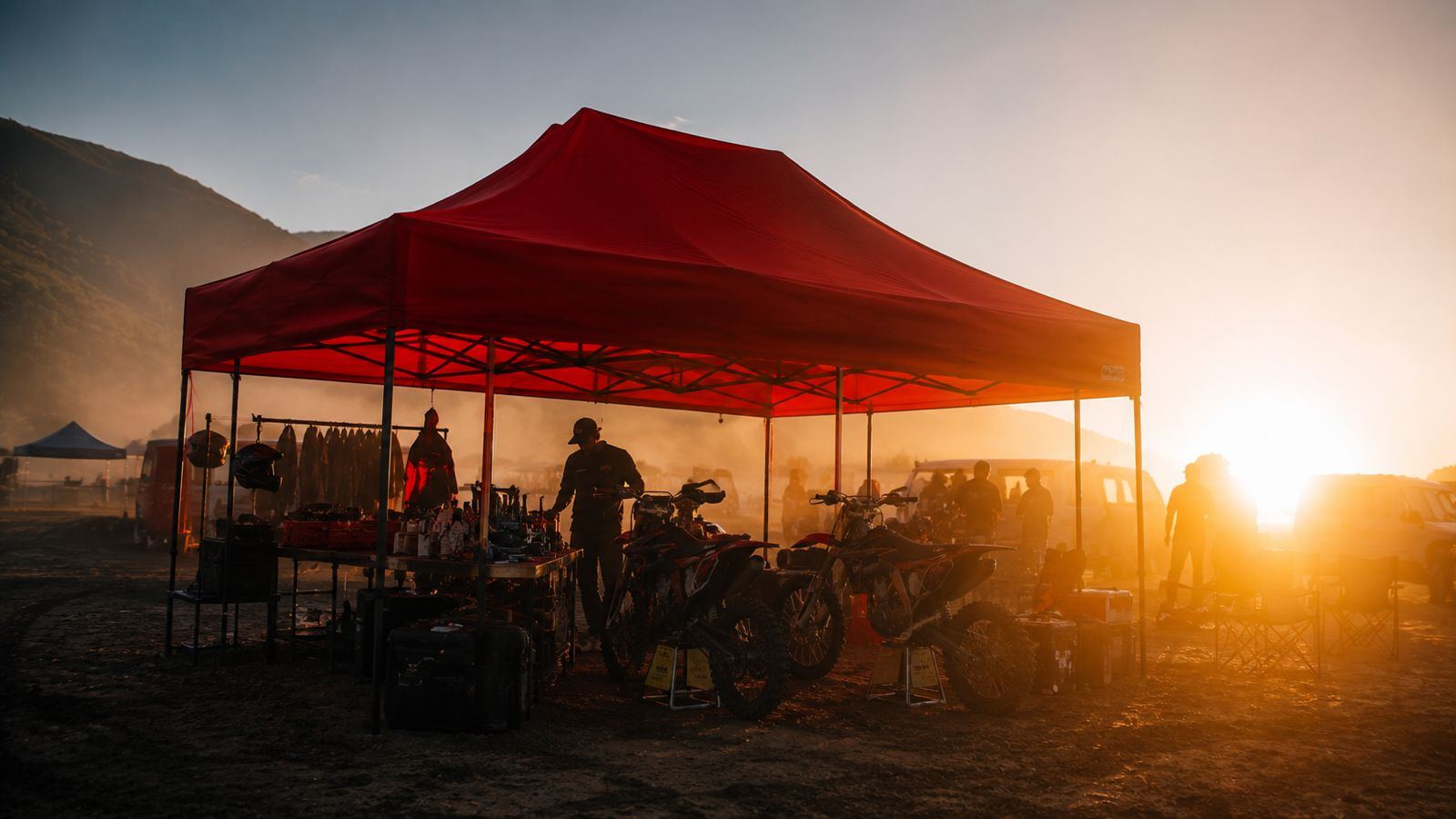 Carpa profesional ELEVENINE en paddock al atardecer